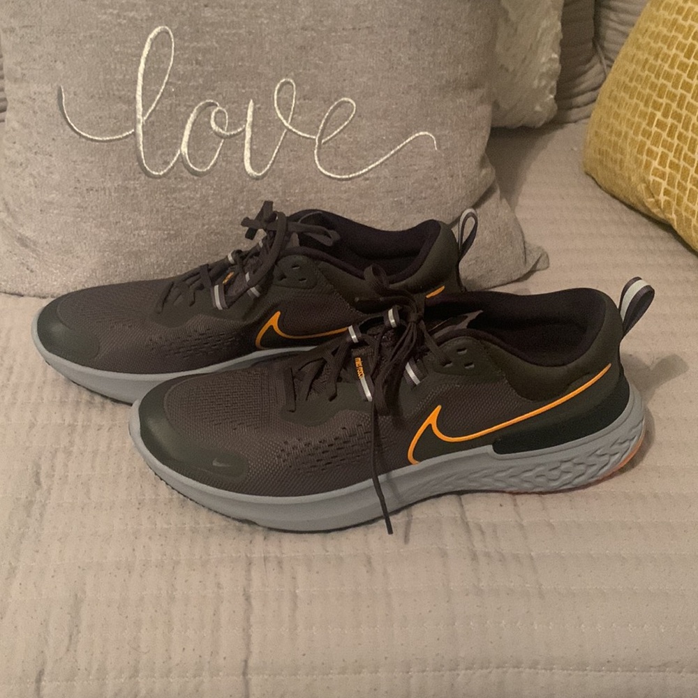CLOSET CLEAN OUT!!!!! Nike M Zoom Court Pro - Tennis Shoe!!!